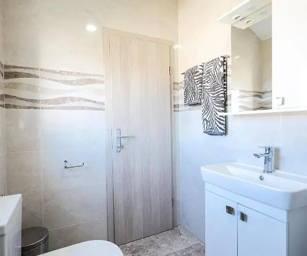 Anka With Seaview Apartman *